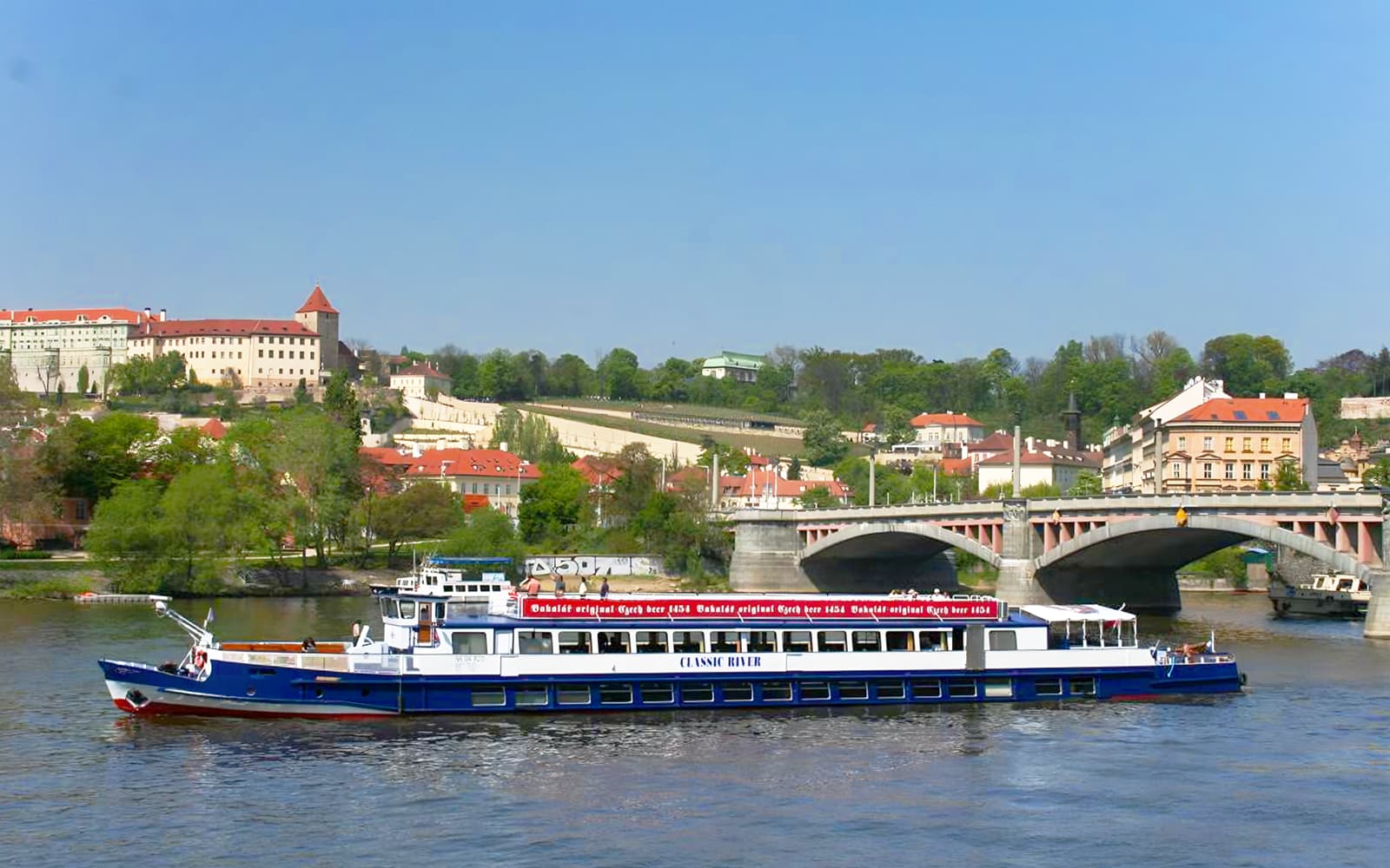 Prague Sightseeing Boat Cruise with Buffet Dinner