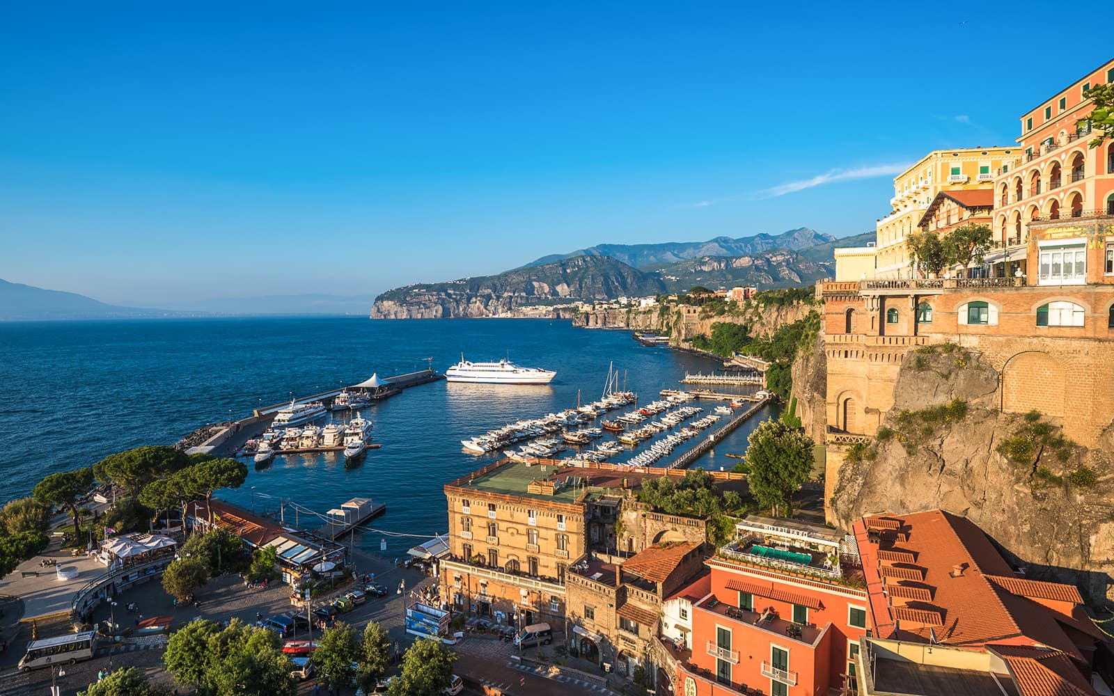 From Naples: Pompeii and Sorrento Guided Tour with Lunch