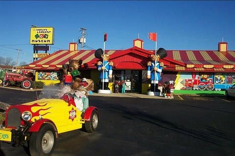 La entrada al museo de juguetes más grande del mundo en Branson