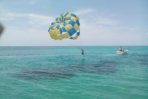 Parasailing Schnorcheln und Glasboot-Abenteuer in Negril