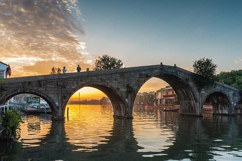 Shanghai Private 7 Hours Tour: Zhujiajiao och en mer attraktion i Downtown