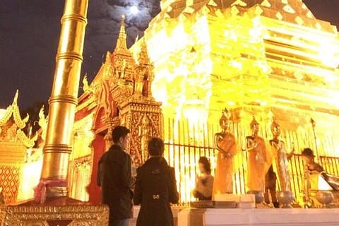 Chiang Mai: Caminos de las tribus de las colinas y cánticos nocturnos en el grupo pequeño del templo Doi Suthep