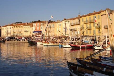 ニースのSt-TropezとPort Grimaudへの1日のプライベートツアー