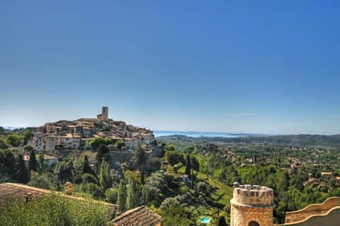 Lille Gruppes Halvdagstur til St-Paul-de-Vence, Antibes og Cannes fra Nice