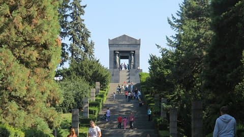 Beograd og Avala Mountain Full Day Layover Tour med Round-Trip Airport Transfer
