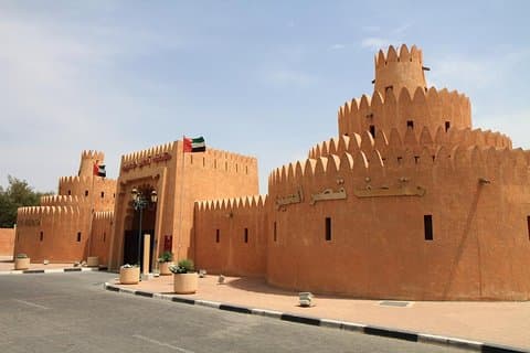 Al Ain City Tour Utforsk City of Gardens med museer og forter og kamel løpebane