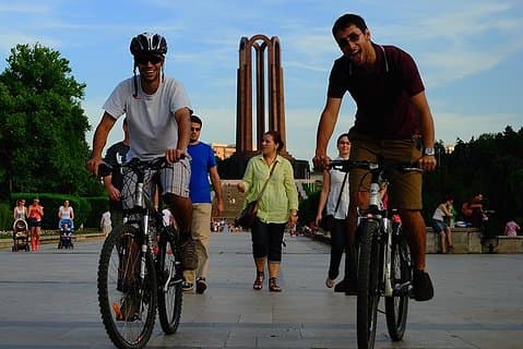 Bucharest Bike Tour - Byen Contrasts