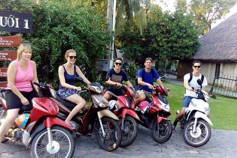 小グループ サイゴン インサイド アウト バイクで 3 時間