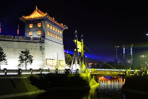 3 uur durende Xi'an-avondrondleiding over pleinen en muziekfontein