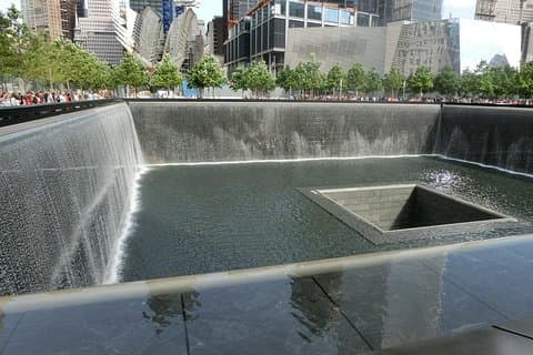 VIP Ground Zero 9/11 Memorial Tour più Battery Park e Wall Street
