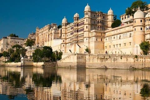 Glatt Avgang Overføring med bil fra Udaipur til Ahmadabad