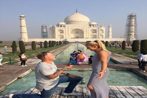 Vorschlag eines Verehrers für seine Geliebte im Schatten des Taj Mahal