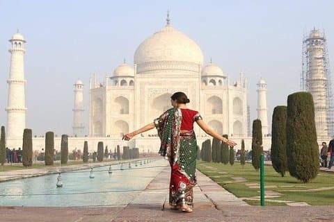 Excursión de un día a Taj Mahal por el tren de lujo más rápido desde Delhi NCR