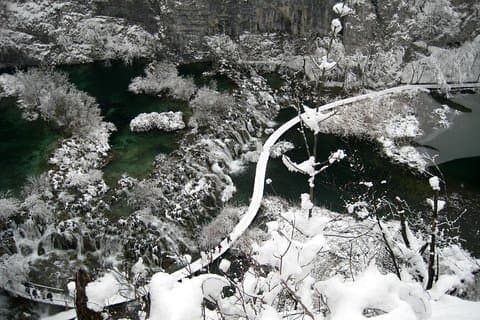 Plitvice Lakes Frosig Landskap Privat Vandring Dagstur från Zagreb