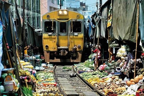 Mercado ferroviario Maeklong y ciclismo en el pueblo