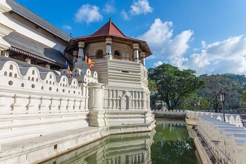 Entré til Temple of the Sacred Tooth Relic med guide