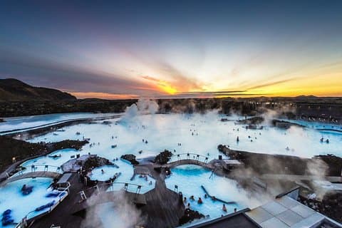 Tour en grupo pequeño por el Círculo Dorado, el cráter del volcán y la laguna azul