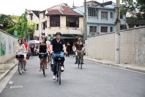 Tour in bici di mezza giornata del centro storico di Shanghai con degustazione di cibo