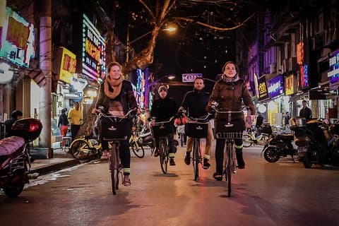 Tour notturno di Shanghai per piccoli gruppi in bicicletta