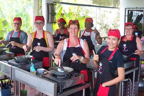 Clase de cocina tailandesa de Phuket con tour por el mercado y recogida