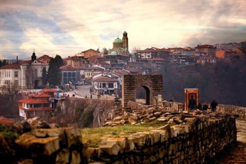 Excursión privada de un día a la fortaleza de Tsaravets en Veliko Tarnovo y The Emen Canyon