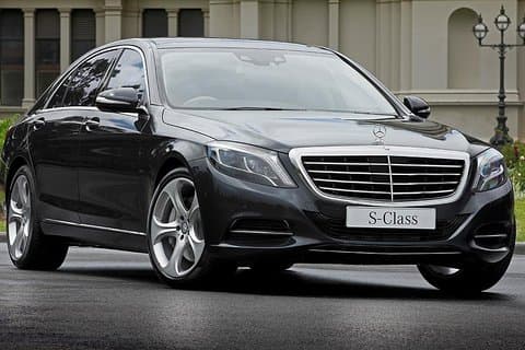 Partenza in auto di lusso dalla città di Parigi all'aeroporto di Parigi CDG