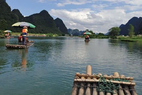 Recogida en el aeropuerto de Guilin (KWL) y excursión en barco privado de bambú Yangshuo Yulong