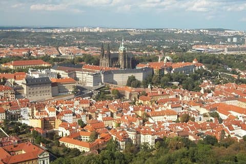 Visite privée de 6 heures de Prague pour les amoureux en voiture