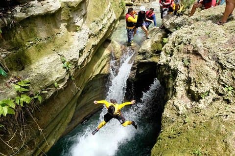 Canyoning in Kawasan Badian Tour mit Mittagessen und Transport