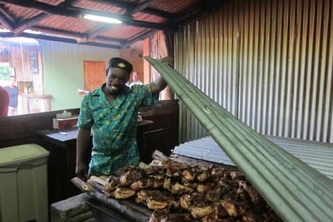 Lunch på Scotchies Jerk Center från Ocho Rios