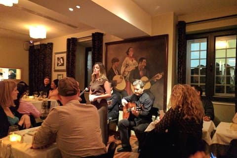 Tour privado por la noche de Lisboa con cena y espectáculo de fado