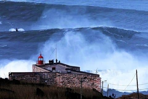 Tour privado: descubrimiento del pueblo pesquero de Nazaré y las olas gigantes con almuerzo tradicional