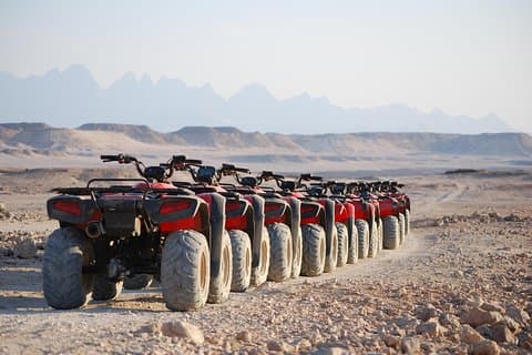 Passeio de safári ao pôr do sol El Gouna Safari de quadriciclo, através do desfiladeiro seco e dunas de areia