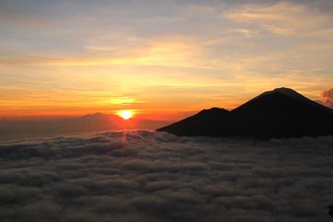 Caminhada do nascer do sol do vulcão de Batur
