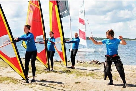 En privat windsurfing kursus på en af ​​mumbai's strande