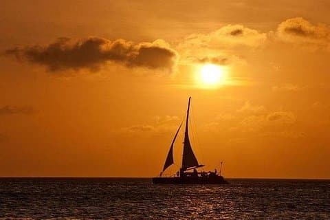 Sunset Sail nel porto di Mumbai - fine settimana (base condivisa)
