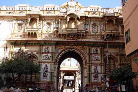 Guided Walk through Old Town Ahmedabad of Unique Pols including Private Transfer