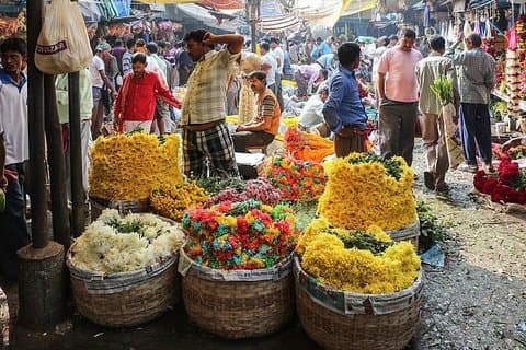 Un paseo privado por la mañana a través de los mercados de Kolkata con almuerzo
