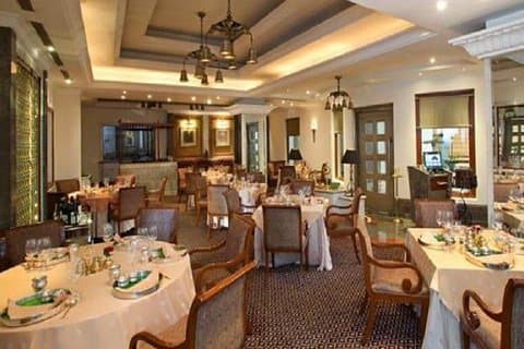 Disfrute de la cocina del sur de la India en Dakshin - Sheraton New Delhi con traslado privado
