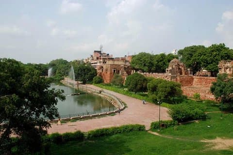 Besök på Hauz Khas Village - Delhi med lunch
