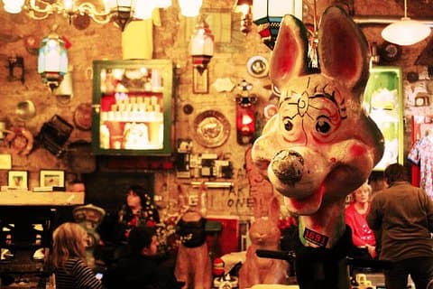 Visite privée des bars des ruines de Budapest avec boissons locales et cuisine de rue
