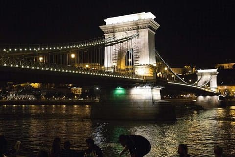 Bright Lights of Budapest Night Tour med båtcruise og vin