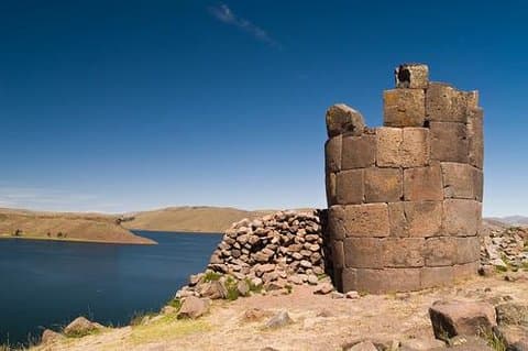 Halvdagsgravene "Chullpas" til Sillustani fra Puno
