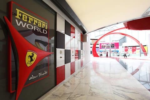 Besøk Ferrari World Abu Dhabi Fra Dubai Inkludert Transfer og Billetter