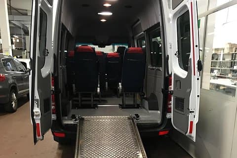 Minivan egnet til transport af handicappede med kørestol