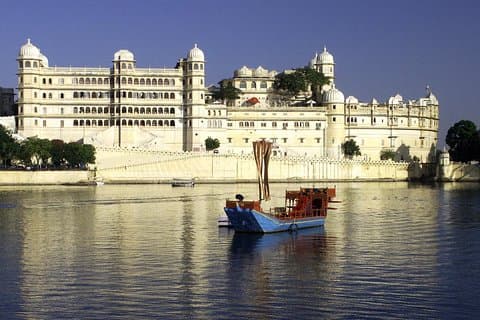 Eleganza serale – Crociera in barca al tramonto condivisa sul lago Pichola