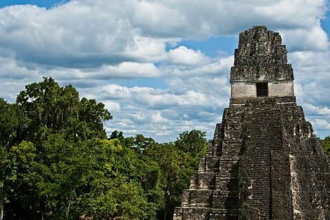 Tikal-dagstur inklusive flyg tur och retur från Antigua med lunch