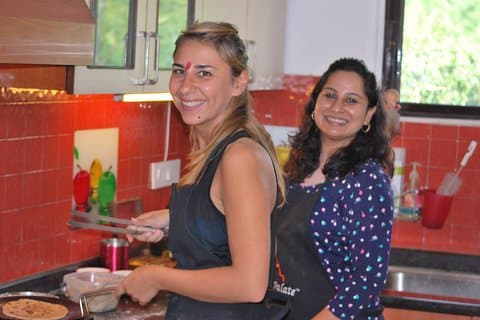 Traditionell indisk hemlagningsklass och marknadstur i New Delhi