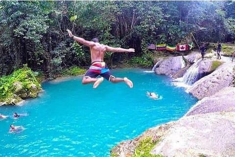 Excursão privada de Blue Hole a partir de Montego Bay