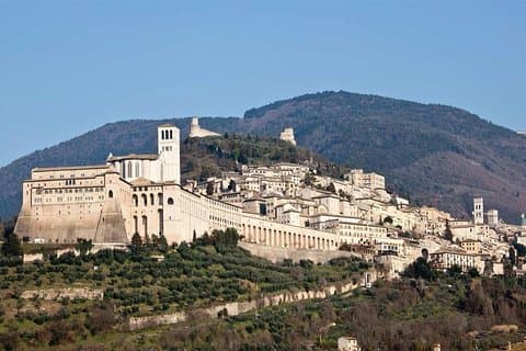 Asís con almuerzo gourmet y vino de día completo desde Florencia
